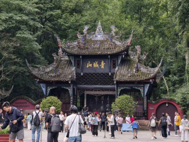 国庆第一天成都A级景区接待游客147万 旅游热度持续攀升