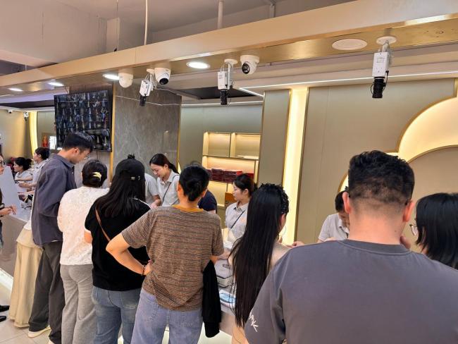 国庆假期郑州线下金店爆满 金价下跌激发购买热情
