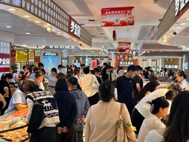 金店客流暴涨 金镯子半天卖空 金价下跌激发购买热情