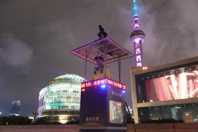 陆家嘴打卡点设免费摄影岗