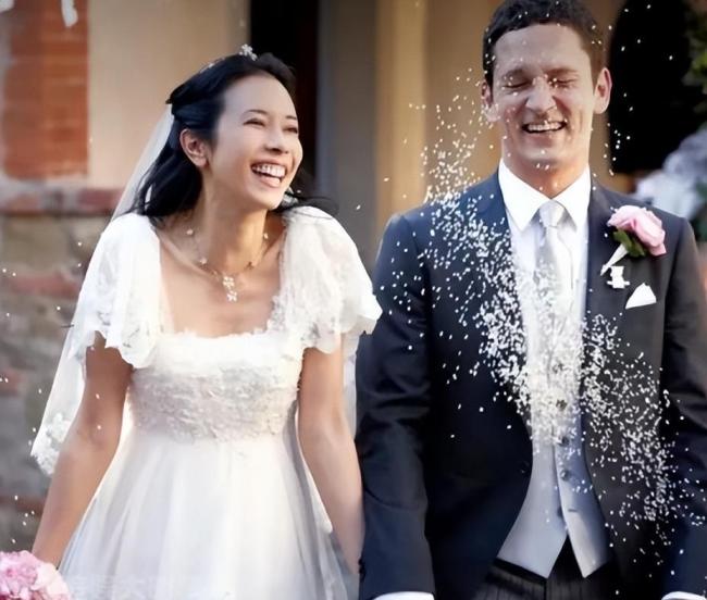 莫文蔚发文纪念结婚15周年 甜蜜合影庆祝