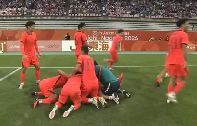 国足夺铜牌 安东尼奥抱起李昊欢呼 28年奖牌荒终结