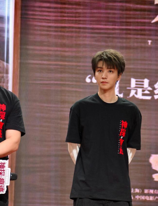 王俊凯闪身步 即兴表演圈粉无数
