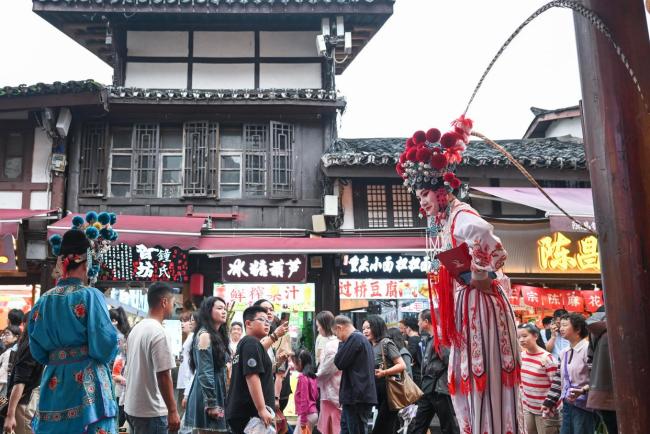 国庆假期各地游人热度持续攀升 文旅消费市场热力十足
