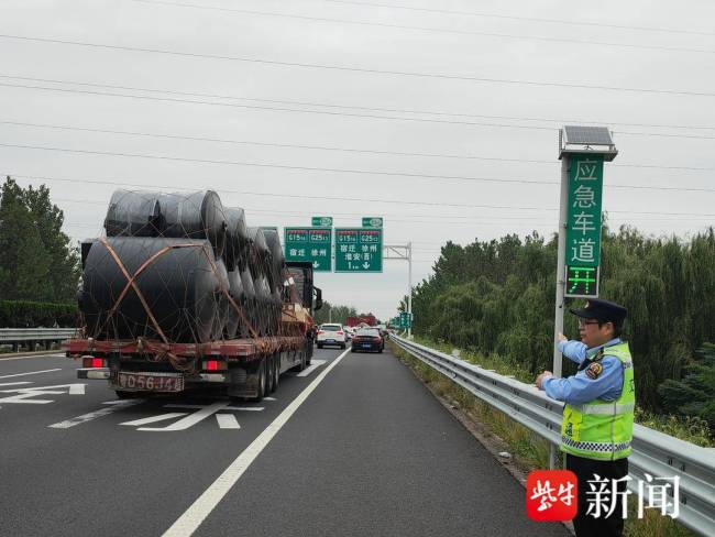 江苏高速临时开放500公里应急车道 缓解拥堵新举措