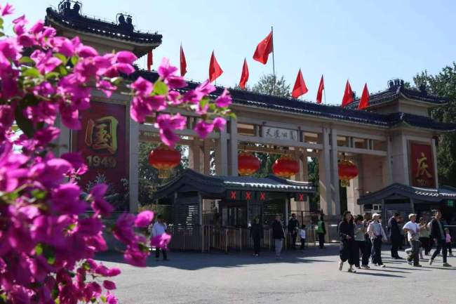北京热门地标持续火热 国庆游园人气旺