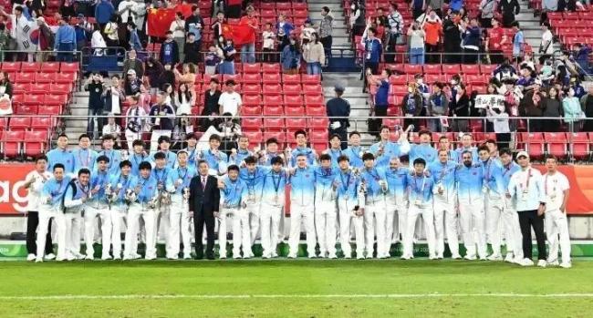 U23国足回国 大批球迷欢呼接机