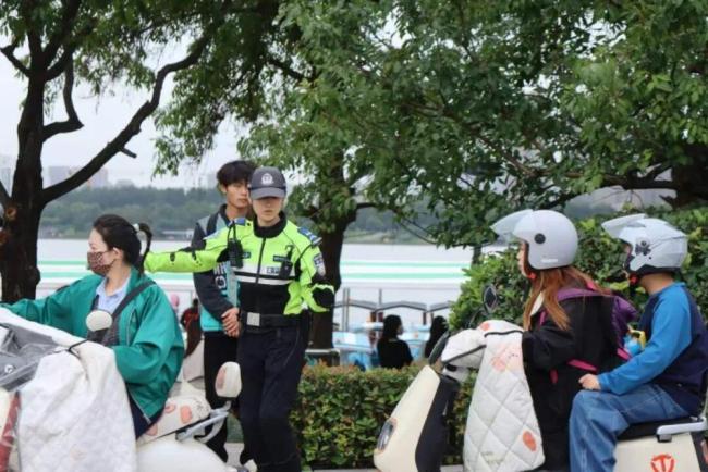 交警上高速指挥守护假期出行顺畅 全力以疏堵保畅