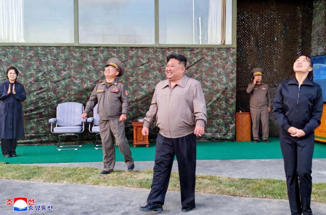 金正恩观摩中程战略导弹发射训练