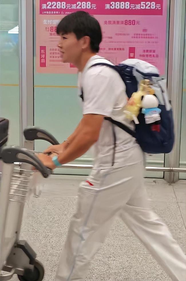 U23亚运男足携铜牌抵京 球迷热烈迎接