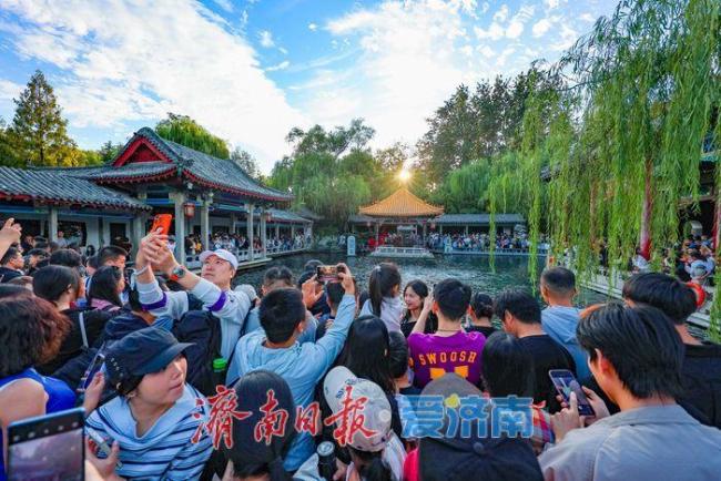济南趵突泉游人如织泉韵浓 秋日赏泉正当时