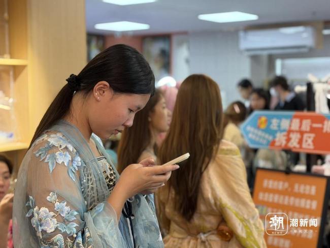 国庆假期多地妆造旅拍服务爆火 西湖边古风摄影受追捧