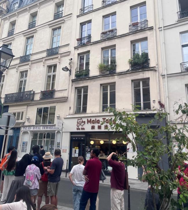 巴黎现麻辣烫店:人均150排队半小时 成网红打卡点