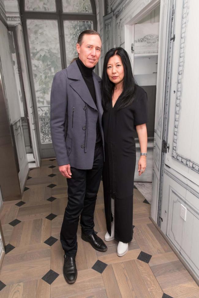 美国CEO枪杀妻子后自杀 财务危机引发悲剧