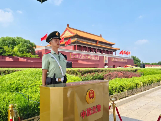 被小猫蹭蹭的天安门哨兵找到了 温馨一幕打动网友