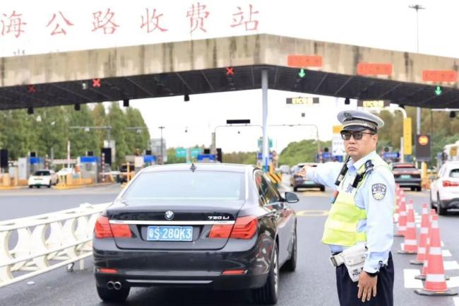 提前返程游客称高速堵成停车场 聪明反被聪明误