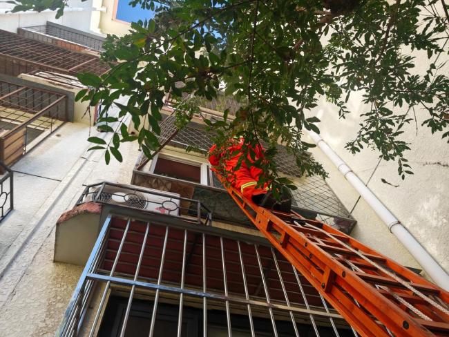 两名孩童被反锁家中消防施救