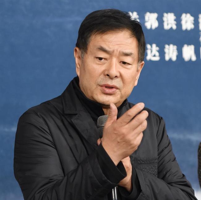 曝73岁濮存昕驾车出事故 拍照留证引争议