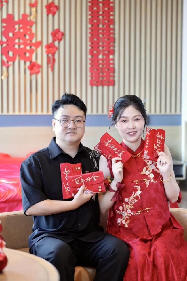 95后姑娘四无婚礼讲三句话直接开席 简约不简单