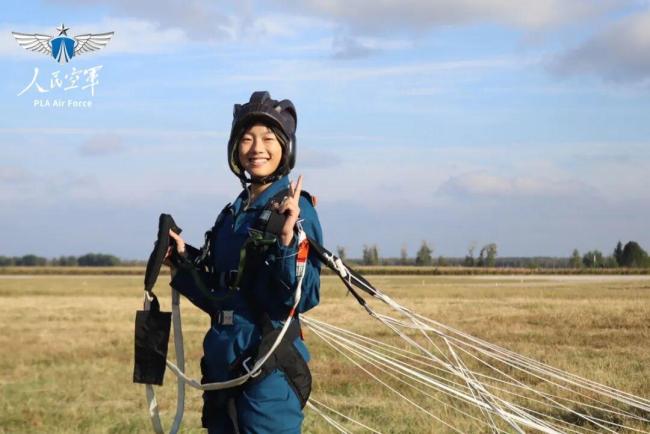 空军女飞行学员开展牵引升空跳伞训练 锤炼空中技能