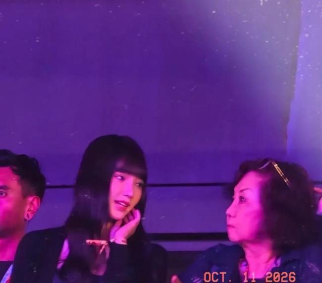 林俊杰七七牵手逛街 恋情曝光同框频密