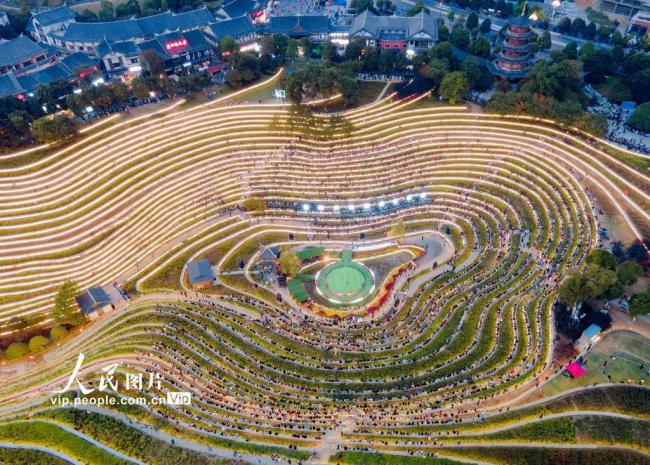 贵州大方：“大地指纹”音乐会点亮古镇夜色