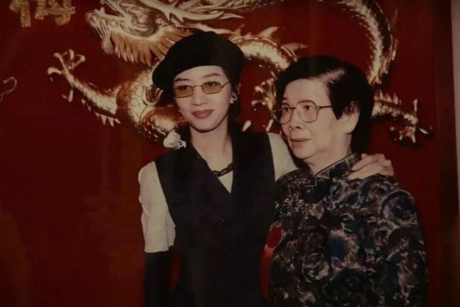 梅艳芳骨灰被盗配资在线开户安全吗，63岁生忌当天家人发文求助，被盗3个月仍下落不明 歌迷会呼吁提供线索