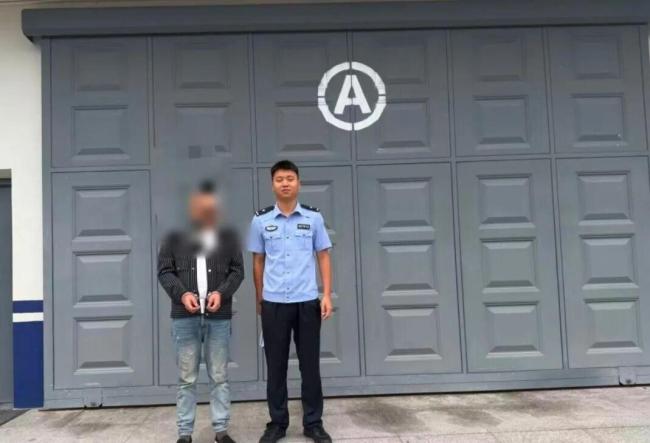 挪车蹭了黑色奔驰被4人围要14800，别慌着扫码，先报警定损，私转高价多半是敲诈