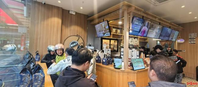 霸王茶姬店员称接通知加班到23点 庆祝郑钦文中网夺冠买一送一引发订单激增