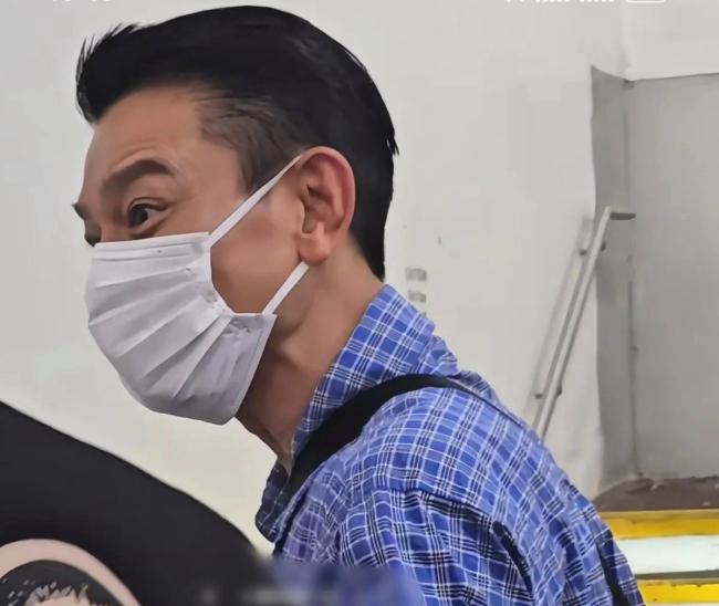 刘德华新片开机仪式现场遛龟 状态惊艳众人