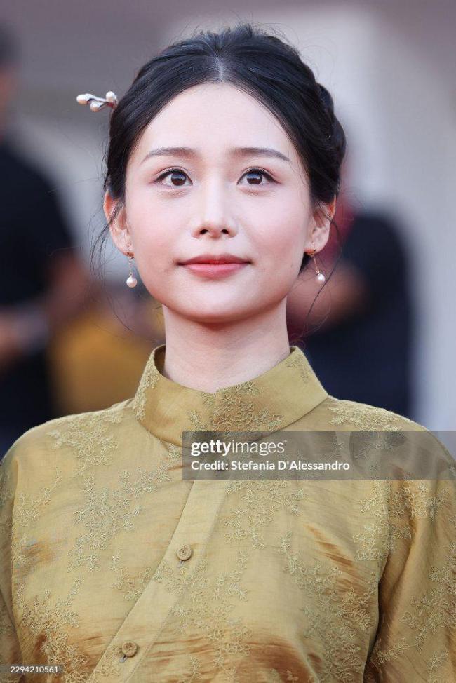 王晓慧见粉丝紧张的摔了个大屁兜，耳朵都红了，又慌张又可爱