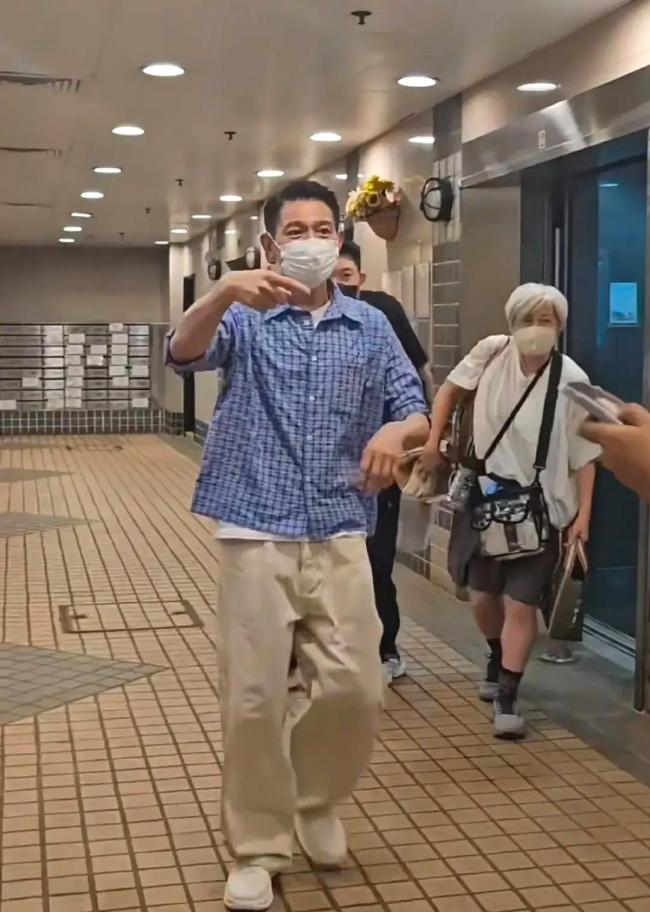 刘德华新片开机仪式现场遛龟