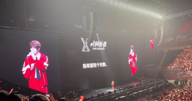 徐良演唱会歌迷获赠2条黄金项链 浪漫互动引发热议