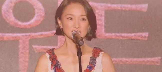 周迅获奖发言镜头切舒淇 真情流露感动全场