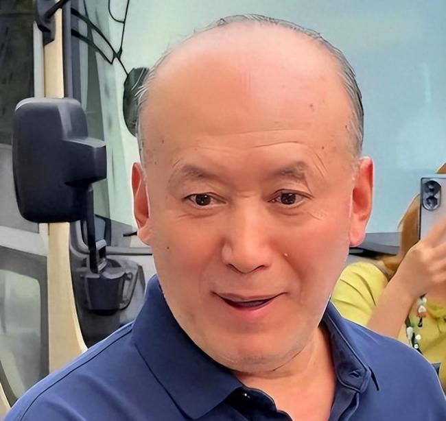 70岁郭达现状：住在西安老小区里养老，老态龙钟，妻子身份不一般