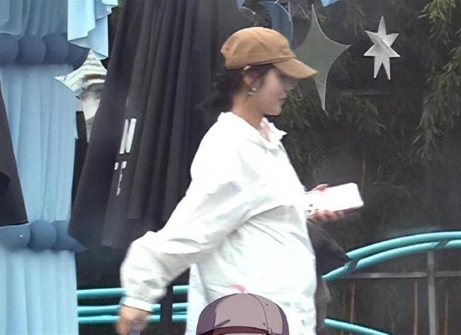 张佳宁挺孕肚出门办事 街拍图引猜测不断