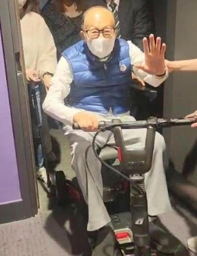 98岁李嘉诚最新照片公布 谣言不攻自破