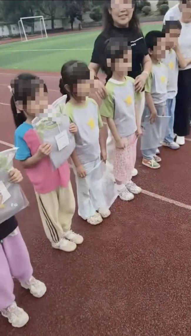 女子称爱心捐赠被组织者儿子冒名宣传 沟通失误引发争议