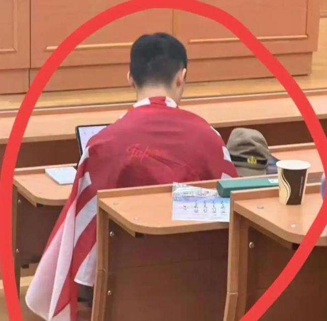 中国留学生上课身披旭日旗 校方调查 行为引发广泛谴责