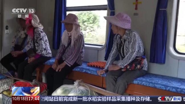 公益慢火车改造升级 山间车厢变身便民集市