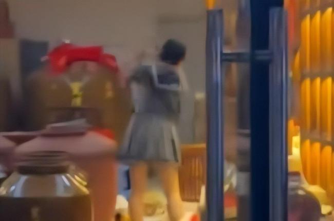 女子在老酒馆内砸酒 精神疾病与30万损失引发争议