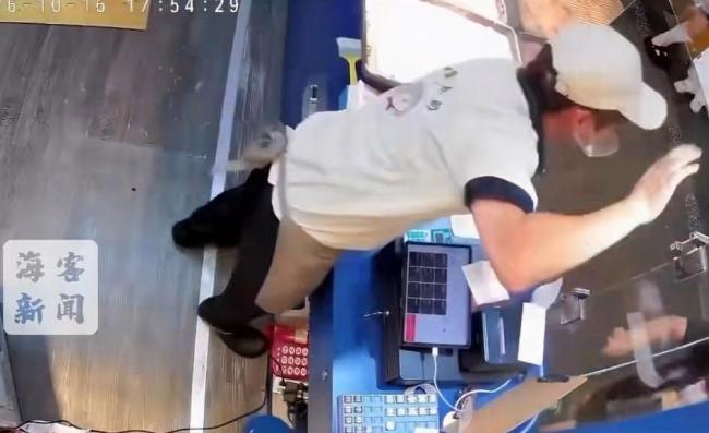 台湾58岁老人购物插队被店员追打 情绪失控背后