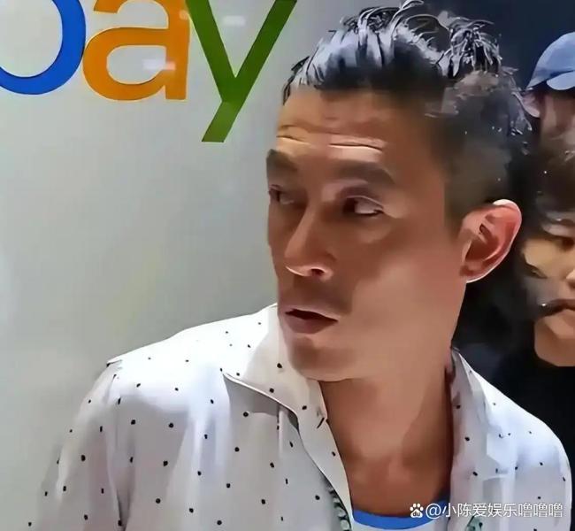 吴艳妮陈冠希同框引热议！两人出席品牌大秀相邻而坐，互动自然 跨圈层交流展现真实自我