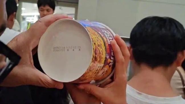 航班延误4小时 航司给旅客发过期泡面 航司致歉并整改
