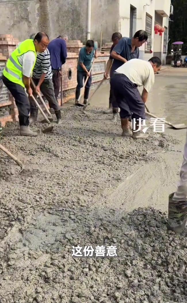 大婶为修路拆院墙 村民帮重建 善意被接住的典范
