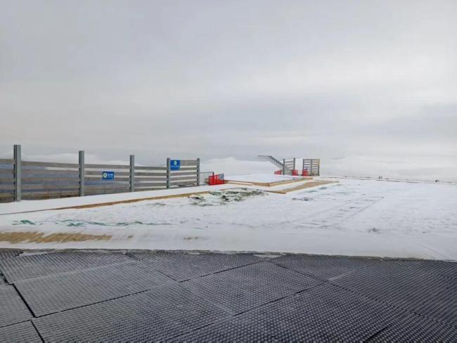 昨晚至今日凌晨，海陀山悄然飘雪，今晨北京延庆奥林匹克园区山顶已披上银装 京城迎雨雪降温