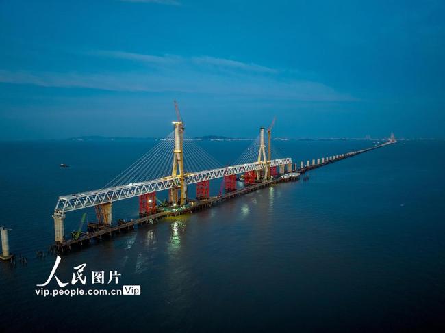 浙江宁波：世界最长跨海铁路桥南航道桥合龙