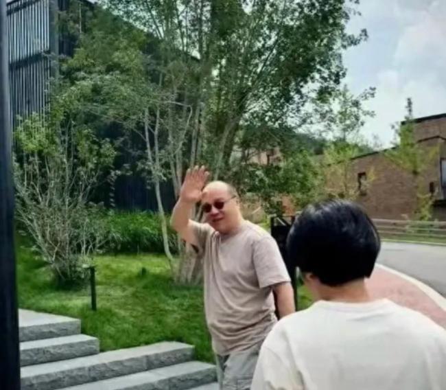 57岁窦唯：卖掉北京房子在线炒股配资，与母亲定居阿那亚 海边隐士的自在生活