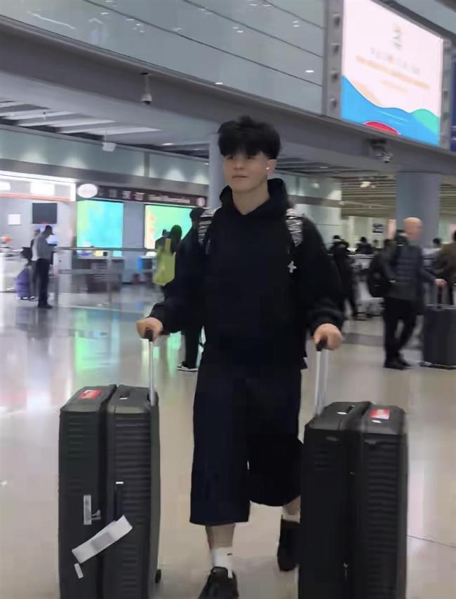 胡可在机场接两个儿子回国