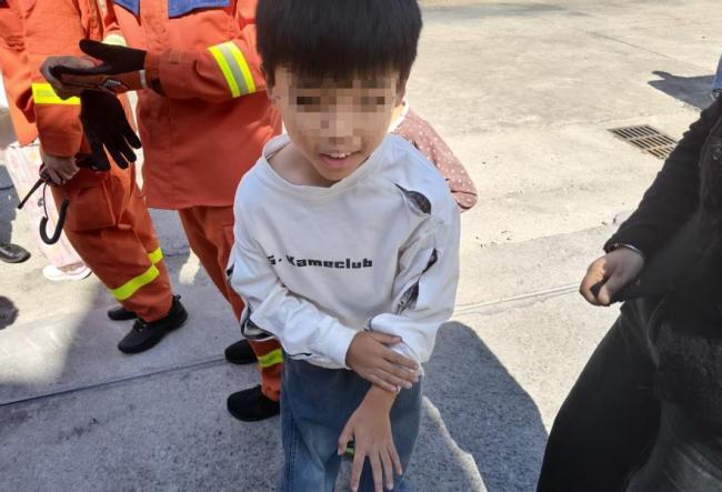 男子捡到手铐好奇试戴把自己拷住 消防员剪断才脱困